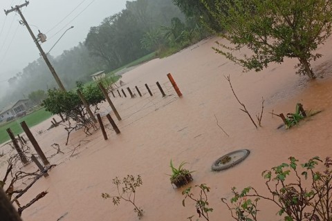 Rio Parizinho sai do leito normal e atinge residências e propriedades Rurais no interior de Barra do Guarita.